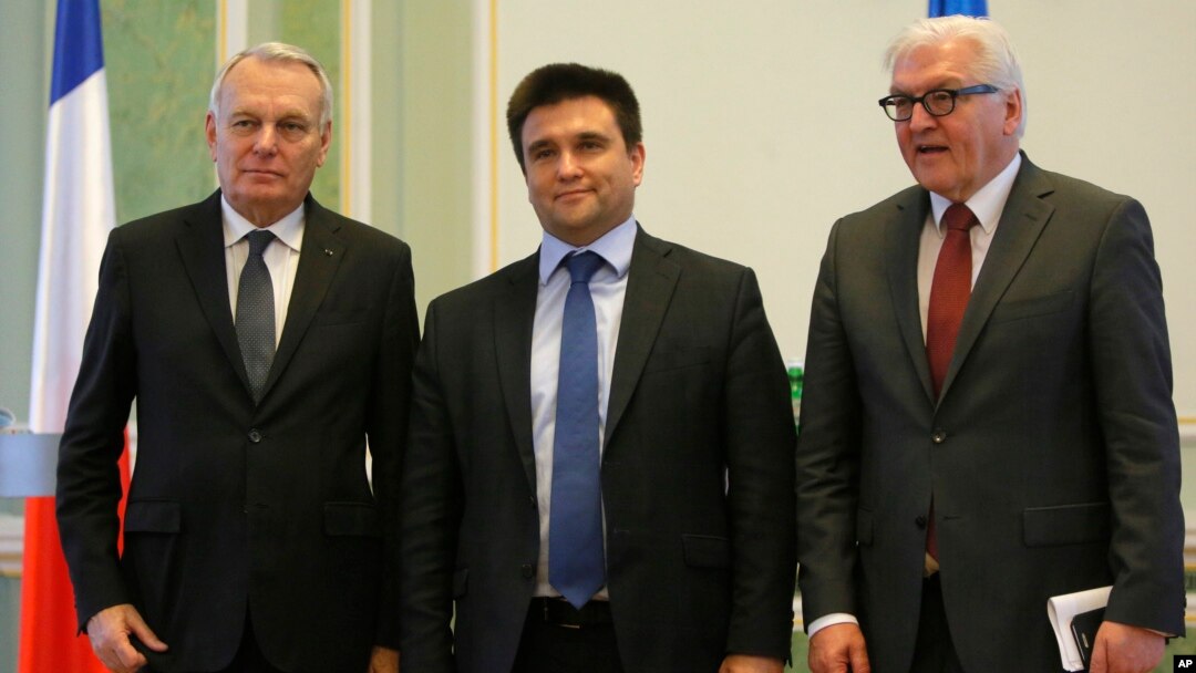 From left, French Foreign Minister Jean-Marc Ayrault, Ukrainian Foreign Minister Pavlo Klimkin and German Foreign Minister Frank-Walter Steinmeier pose for a photo after their news conference in Kyiv, Ukraine, Feb. 23 2016. 