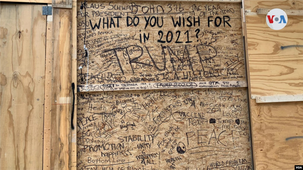 Grafitis sobre madera responden a la pregunta ¿Qué deseas para el 2021?
