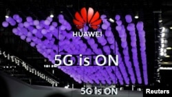 2019年6月28日上海举行的世界移动通信大会上华为标识和5G的标志。（资料照片）