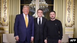 Президент Франції Еммануель Макрон (в центрі), обраний президент США Дональд Трамп (ліворуч) і президент України Володимир Зеленський перед зустріччю в Єлисейському президентському палаці в Парижі 7 грудня 2024 року. Фото пресслужби президента України.