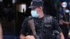 Un policía custodia el Ministerio de Gobernación en junio de 2021 en Managua, Nicaragua. [Foto: VOA / Houston Castillo]