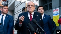 纽约前市长鲁迪·朱利安尼2023年12月15日在华盛顿一家联邦法院外举行的新闻发布会上讲话。