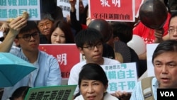 香港新闻人在明报报社外集会守护新闻自由