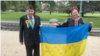  93-річний ветеран американської армії Вітаутас Пачкаускас із донькою Надією тримають прапор, подарований українськими військовими