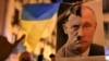 Учасник антивоєнного мітингу у Барселоні, Іспанія, тримає постер із сполученим зображенням Владіміра Путіна і Адольфа Гітлера, 24 лютого 2022р. REUTERS/Nacho Doce