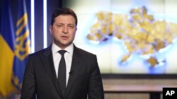 24 лютого 2022 року президент України Володимир Зеленський звернувся до країни і ввів воєнний стан. (Служба президента України через AP)