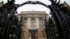 Країни G7 шукають шляху передачі близько 300 мільярдів доларів з активів Центрального банку Росії (на фото) для допомоги Україні у її протистоянні російській агресії та як компенсацію за збитки. (AP Photo/Олександр Земляніченко)