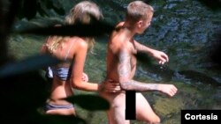 Esta es la segunda vez en menos de un año que se capta a Bieber completamente desnudo en compañía de una modelo. 