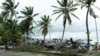 La gente mira los escombros y los barcos apilados después de que el huracán Julia pasa por la isla de San Andrés, Colombia, 9 de octubre de 2022.