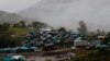 ARCHIVO - La niebla se cierne sobre la zona de desmovilización de Mariana Páez, uno de los muchos campamentos rurales donde excombatientes de las FARC están hacían su transición a la vida civil, en Buenavista, en el municipio de Mesetas, Colombia, el lunes 26 de junio de 2017. 