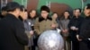 지난해 3월 김정은 북한 국방위원회 제1위원장이 핵무기 연구 부문 과학자, 기술자들을 만나 핵무기 병기화 사업을 지도하는 모습을 조선중앙통신이 보도했다. 사진 아래쪽에 핵탄두 기폭장치 추정 물체가 보인다.