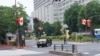 日本东京霞关的马路两旁2018年5月8日插上中日国旗迎接中国总理李克强到访。 （美国之音记者 歌篮拍摄）