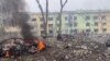 Una vista muestra automóviles y un edificio de un hospital destruidos por un ataque de aviación en medio de la invasión rusa de Ucrania, en Mariupol, Ucrania, en esta foto del folleto publicada el 9 de marzo de 2022, del Servicio de prensa de la Policía Nacional de Ucrania.