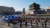 中国陕西西安民众排队接受新冠病毒检测。（2021年12月21日）