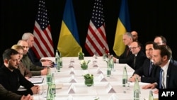 Віцепрезидент США Джей Ді Венс, держсекретар США Марко Рубіо (другий праворуч) і президент України Володимир Зеленський зустрічаються на полях 61-ї Мюнхенської конференції з безпеки в Мюнхені, Німеччина, 14 лютого 2025 р. Фото: Tobias SCHWARZ/AFP