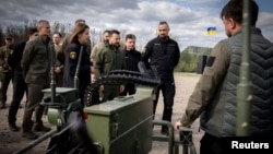Tổng thống Ukraine Volodymyr Zelenskyy kiểm tra các mẫu thiết bị và vũ khí quân sự mới nhất, trong bối cảnh Nga tấn công Ukraine, tại khu vực Kyiv, Ukraine, ngày 13/4/2024.