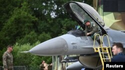 Винищувач General Dynamics F-16 Fighting Falcon ВПС США перед відкриттям Міжнародної аерокосмічної виставки ILA на виставковому майданчику Berlin ExpoCenter Airport поблизу аеропорту у Берліні, Німеччина, 4 червня 2024 р. REUTERS/Annegret Hilse
