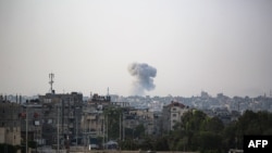 Moshi unatoka eneo la mashambulizi yaliyofanywa na wanajeshi wa Israeli mjini Rafah, Ukanda wa Gaza. Mei 19, 2024. (Picha na AFP)