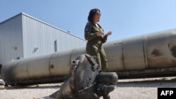 Ізраїльська військова показує іранську балістичну ракету, яка впала в Ізраїлі на вихідних, під час медіатуру на військовій базі Джуліс, 16 квітня 2024.