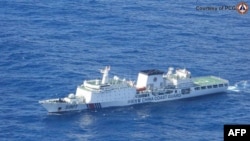 菲律宾海岸警卫队发布的2025年1月13日拍摄的航拍照片显示，中国海警船在越来越靠近菲律宾海岸的南中国海航行。
