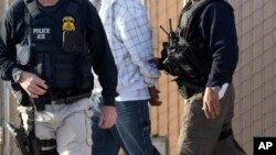 美国联邦探员逮捕非法移民(资料照)