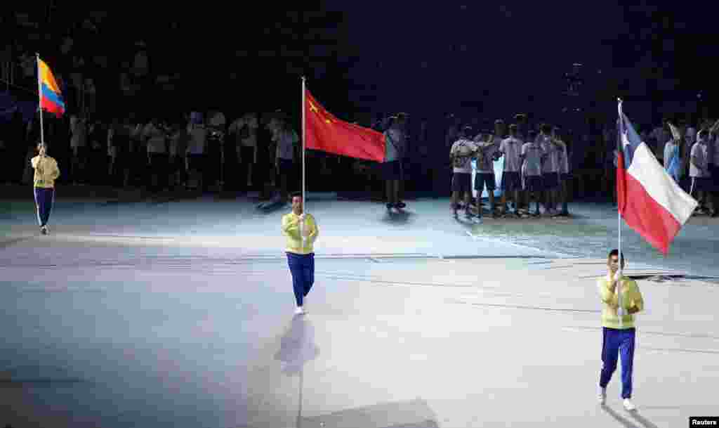 在台北举行的第29届世界大学生运动会开幕式上,中国、哥伦比亚和智利的代表举国旗入场(2017年8月19日)。在运动员入场式进行几分钟后,组织者突然改变入场方式,每个国家只由一面国旗或会旗以及一个举旗手代表,没有运动员入场。据说抗议蔡英文政府推动的年金改革的大批示威者堵住了运动员乘车进入会场的通道。在运动员入场式延误大约半小时后,各国运动员终于入场。来自130多个国家的7000多名运动员参加本届世界大学生运动会。中国大陆抵制了本届运动会的全部团体比赛,但有100多名中国运动员报名参加个人比赛。 据《中国时报》报道,中国大陆运动员102人在开幕式当天傍晚才抵达桃园机场,确定缺席世大运开幕式。