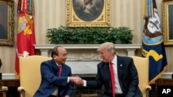 美国总统川普和越南总理阮春福在华盛顿白宫的椭圆形办公室(2017年5月31日)