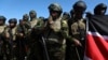 La policía de Kenia, que forma parte de una fuerza multinacional respaldada por la ONU, reza en la pista después de aterrizar en el Aeropuerto Internacional Toussaint Louverture en Puerto Príncipe, Haití, el jueves 6 de febrero de 2025.