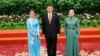 中国国家主席习近平和夫人彭丽媛欢迎缅甸国务资政昂山素季出席在北京的 “一带一路”国际合作高峰论坛宴会（2017年5月14日）