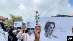 緬甸德林達依地區朗隆鎮的示威者2024年6月19日手舉印有昂山素姬肖像和名言的標語，慶祝她的79歲生日。