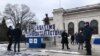 Nicaragüenses protestan frente a la sede de la Organización de Estados Americanos (OEA) en contra del gobierno del presidente Daniel Ortega. 