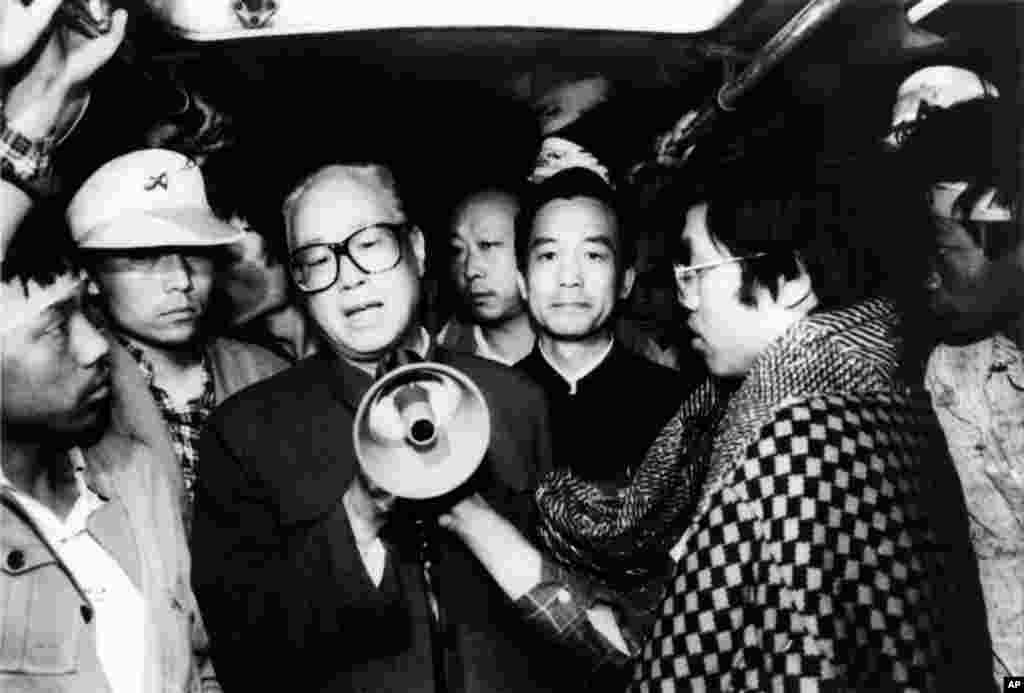 时任中国共产党总书记的赵紫阳在天安门广场对进行绝食抗议的学生们发表讲话（1989年5月19日）
