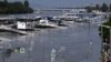 Пристані туристичних човнів частково занурені у воду в результаті повені на річці Дунай у Будапешті, спричиненої циклоном "Борис", 19 вересня 2024 року. (Фото Attila KISBENEDEK / AFP)