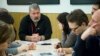 En esta fotografía de archivo del viernes 9 de octubre de 2015, Dmitry Muratov, editor de Novaya Gazeta, centro izquierda, asiste a una reunión de planificación con el consejo editorial, en Moscú, Rusia.