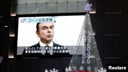 在日本东京街头的一个大型电视屏幕上播放有关日产汽车公司前董事长卡洛斯·戈恩被逮捕的新闻。 （2018年11月21日）