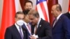 2021年7月16日在乌兹别克斯坦的塔什干召开的2021年中亚和南亚会议上，中国外长王毅同巴基斯坦外长库拉什交谈。（俄罗斯外交部照片）