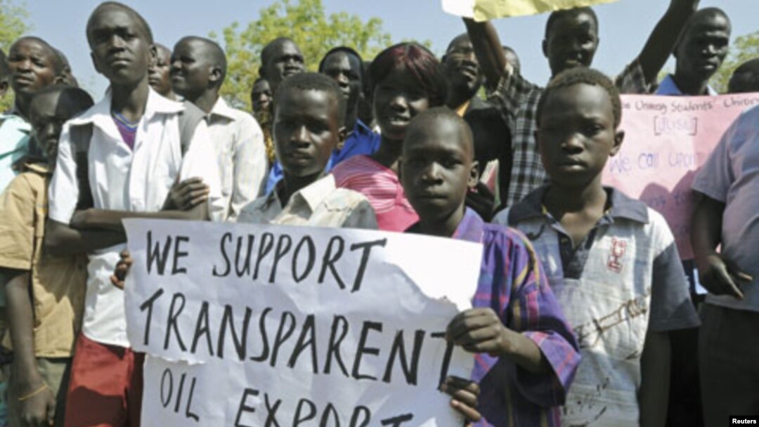 Wananchi wa Sudan Kusini wakieleza uungaji mkono wao kwa uwamuzi wa Rais Salva Kiir kusitisha uzalishaji mafuta. Januari 23, 2012.
