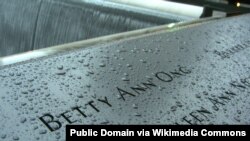 位于纽约曼哈顿的9/11纪念池被刻有遇难者名字的大理石环抱。Betty Ann Ong （邓月薇）的名字镌刻在第N-74号位置上。（照片来自Wikimedia Commons / Luigi Novi）