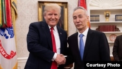 美国总统川普在白宫椭圆形办公室会晤中国贸易谈判代表团的团长、习近平的经济顾问刘鹤副总理 (川普推特)