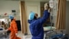 Una enfermera atiende a pacientes de COVID-19 en el hospital Shohadaye Tajrish en Teherán, el 16 de junio de 2020.