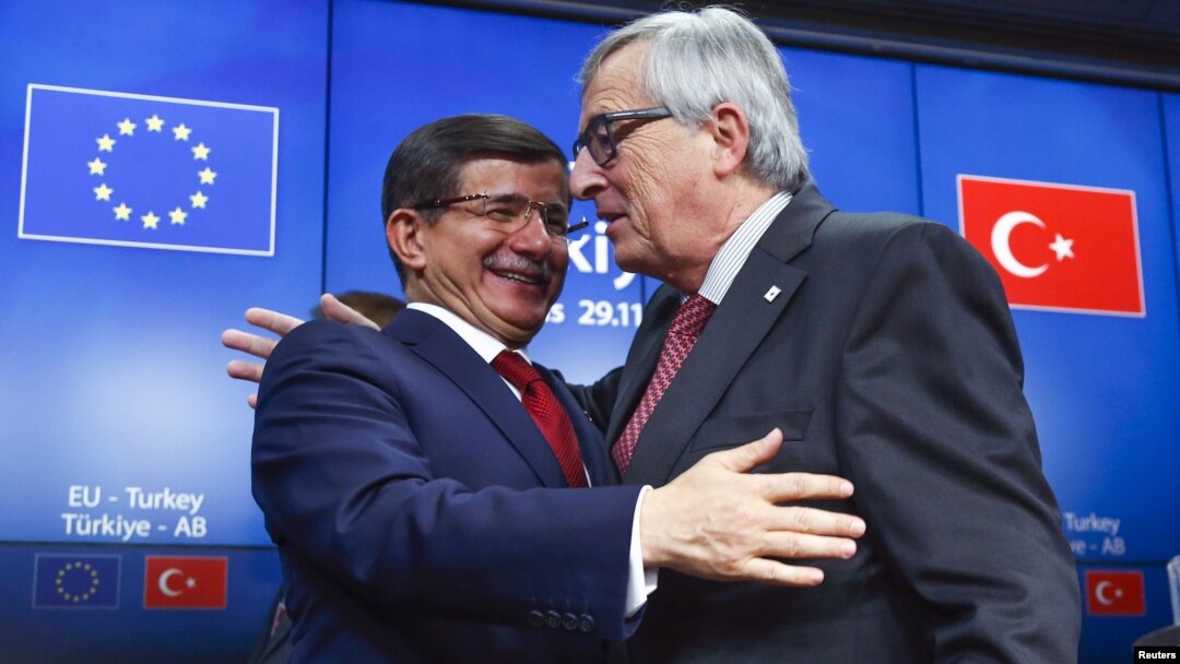 AB Komisyonu Başkanı Juncker, 29 Kasım'da Brüksel'de düzenlenen AB-Türkiye Zirvesi sonrasında Başbakan Ahmet Davutoğlu'yla.