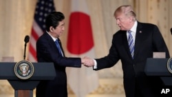 美國總統川普和日本首相安倍晉三星期三在佛羅里達州川普總統擁有的海湖莊園的聯合記者會上握手