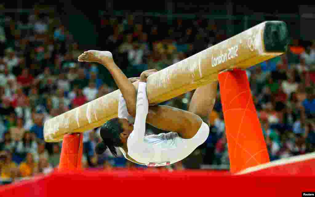 Vận động viên thể dục dụng cụ Gabrielle Douglas của Mỹ bị ngã trong lúc biểu diễn môn cầu thăng bằng trong cuộc thi chung kết