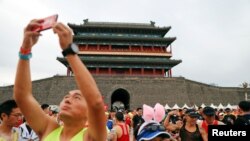 2018年9月16日在北京的廣場上，人們準備參加馬拉松賽。 （路透社）
