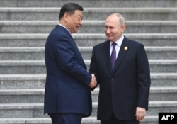 Президент Росії Володимир Путін і президент Китаю Сі Цзіньпін на офіційній церемонії зустрічі перед Народним залом на площі Тяньаньмень у Пекіні, 16 травня 2024 року. (Сергій Бобильов/Sputnik)