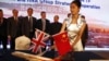 英国文化高官维亭戴尔参加中国海航集团的签约仪式，以开发新航线，鼓励中国游客到英国旅游（2016年5月18日）