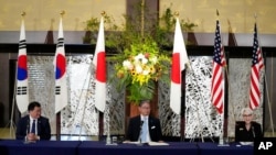 美国常务副国务卿谢尔曼(右)与韩国外交部第一次官崔钟建(左)和日本副外相森健良在东京出席新闻发布会。(2021年7月21日)