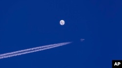 2月4日，越过大西洋上空的中国气球，几分钟后，美国出动F-22战机，用导弹将其击落。
