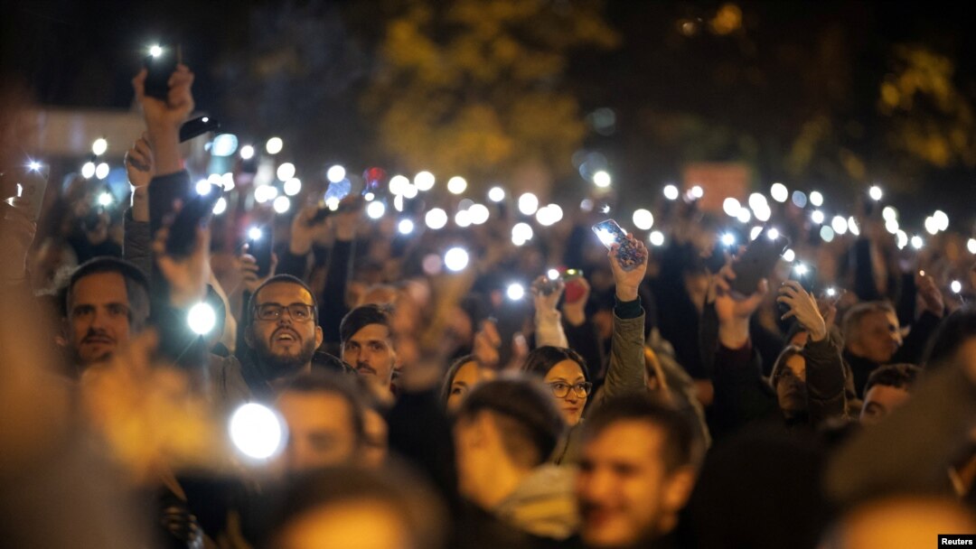 Ilustracija - protest više hiljada ljudi koji su 5. novembra tražili ostavke svih odgovornih za stradanje 14 ljudi na Železničkoj stanici u Novom Sadu (REUTERS/Marko Djurica)