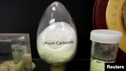 资料照片：这里展示的是2024年5月24日在澳大利亚珀斯开采的锂原料。锂是乌克兰丰富的关键原料之一。